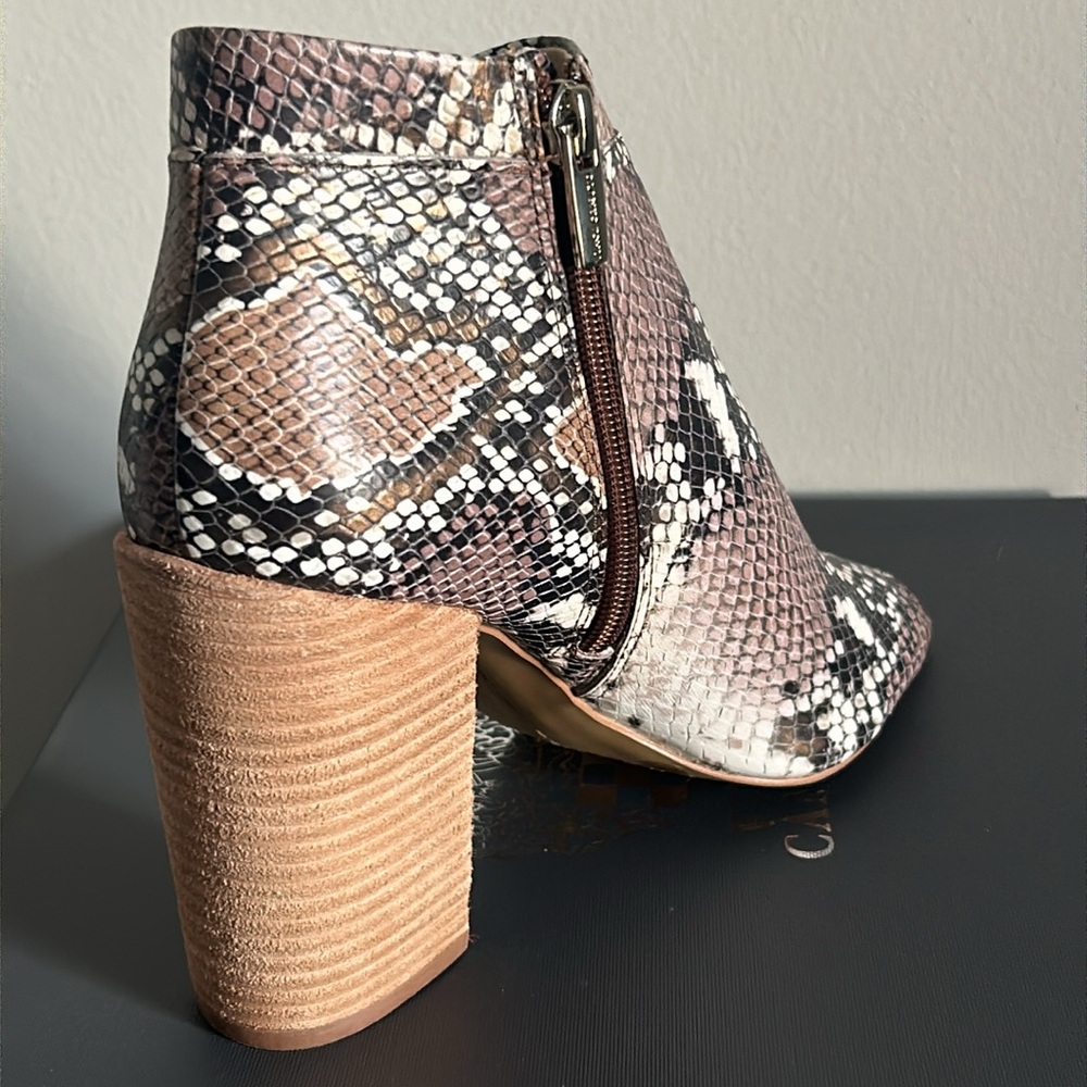 New Vince Camuto Fedrilla Snake Print Embossed Block Heel Peep Toe Bootie - Picture 4 of 15